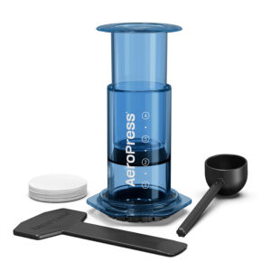 Aeropress Set blau, Blue mit Löffel, Filter und Rührstab.